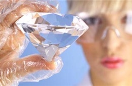 Nga phát triển giải pháp chống làm kim cương giả 